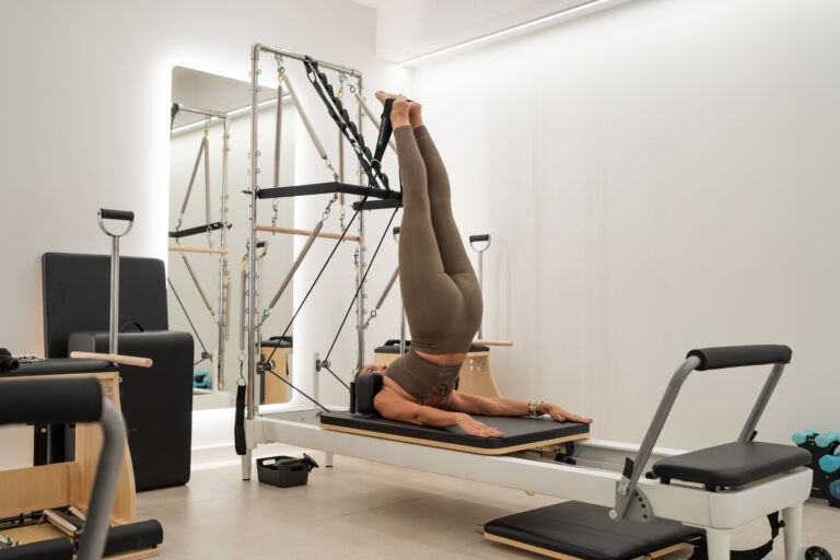 postura-espalda-pilates-con-maquinas